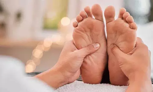 इन अद्भुत स्वास्थ्य लाभों के लिए नियमित रूप से पैरों की मालिश करें