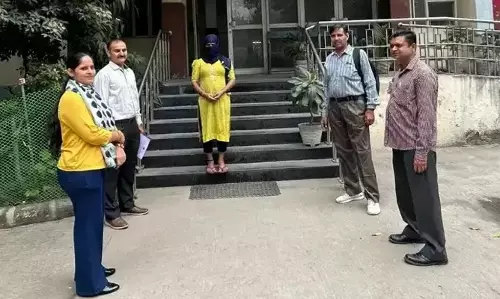 New Delhi: पुलिस ने अवैध बांग्लादेशी ट्रांसजेंडर को किया गिरफ्तार New Delhi: पुलिस ने अवैध बांग्लादेशी ट्रांसजेंडर को किया गिरफ्तार