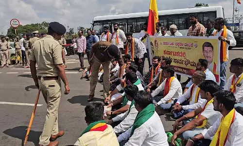किसानों के संघर्ष को समर्थन: करावे कार्यकर्ताओं को पुलिस हिरासत में लिया किसानों के संघर्ष को समर्थन: करावे कार्यकर्ताओं को पुलिस हिरासत में लिया