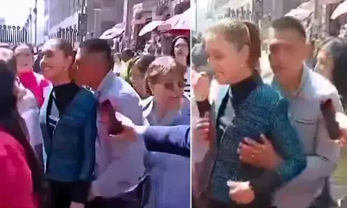एक व्यक्ति ने सार्वजनिक रूप से Mexican राष्ट्रपति को छूने की कोशिश की