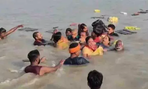 Deoria में नाव पलटने से कई श्रद्धालुओं को बचाया गया Deoria में नाव पलटने से कई श्रद्धालुओं को बचाया गया