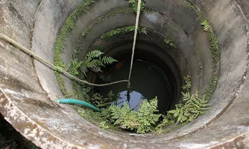 Kerala : एक महिला को दो महीने के बच्चे को कुएं में फेंकने के आरोप में गिरफ्तार किया Kerala : एक महिला को दो महीने के बच्चे को कुएं में फेंकने के आरोप में गिरफ्तार किया