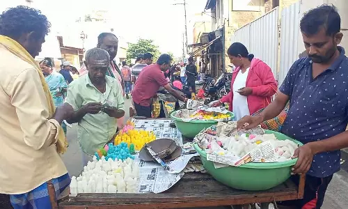 Gauri Purnima: चीनी की गुड़िया खरीदने में तेज़ी Gauri Purnima: चीनी की गुड़िया खरीदने में तेज़ी