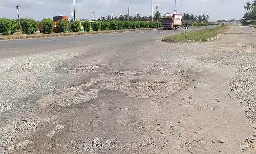 खराब सड़क: ट्रैफिक की समस्याएँ खराब सड़क: ट्रैफिक की समस्याएँ