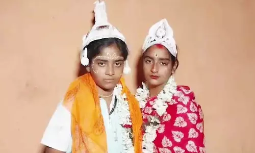 डांस करने वाली लड़कियों ने एक-दूसरे को माना जीवनसाथी, मंदिर में रचाई शादी डांस करने वाली लड़कियों ने एक-दूसरे को माना जीवनसाथी, मंदिर में रचाई शादी