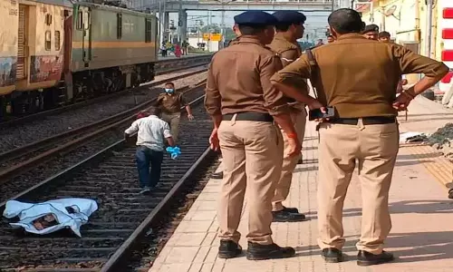 Mirzapur रेल हादसा: पटरी पार कर रहे छह तीर्थयात्रियों की मौत Mirzapur रेल हादसा: पटरी पार कर रहे छह तीर्थयात्रियों की मौत