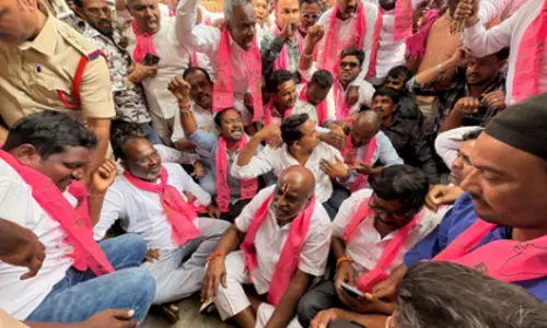 कपास खरीद को लेकर BRS ने तेलंगाना भाजपा सांसद के घर पर विरोध प्रदर्शन किया