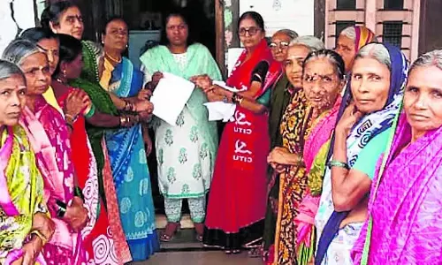 Karnataka : रिटायर्ड आंगनवाड़ी वर्कर्स ने सरकार से ग्रेच्युटी की रकम देने की अपील की