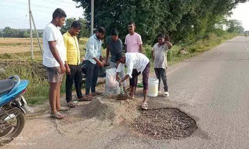 अधिकारियों की लापरवाही..युवाओं ने मुख्य सड़क पर भरे गड्ढे