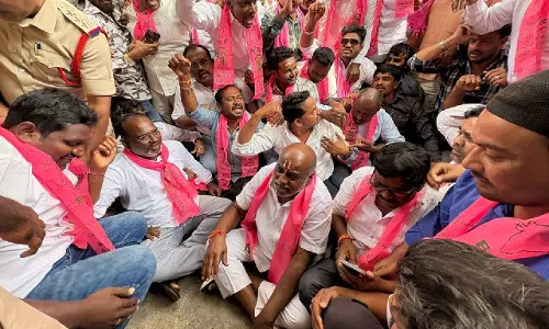 कपास खरीद को लेकर BRS ने तेलंगाना भाजपा सांसद के घर पर विरोध प्रदर्शन किया कपास खरीद को लेकर BRS ने तेलंगाना भाजपा सांसद के घर पर विरोध प्रदर्शन किया