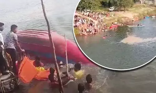 Athagarh के पास महानदी नदी में नाव पलटी, 30 से अधिक यात्रियों को सुरक्षित बचाया गया
