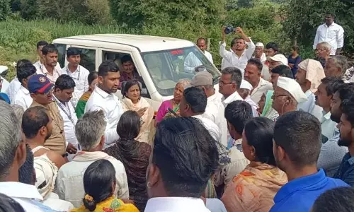 बारिश से हुए नुकसान को लेकर किसानों ने Beed जिला कलेक्टर के खिलाफ किया प्रदर्शन बारिश से हुए नुकसान को लेकर किसानों ने Beed जिला कलेक्टर के खिलाफ किया प्रदर्शन