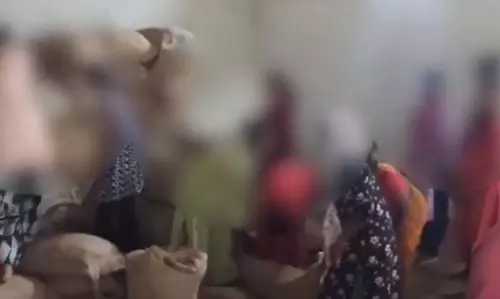 छात्रावास अधीक्षिका की लापरवाही उजागर, छात्राओं से राशन दुकान में कराई हमाली छात्रावास अधीक्षिका की लापरवाही उजागर, छात्राओं से राशन दुकान में कराई हमाली