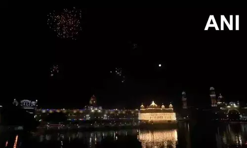 गुरु नानक जयंती पर स्वर्ण मंदिर में रोशनी का महोत्सव — झिलमिलाया अमृतसर का आसमान गुरु नानक जयंती पर स्वर्ण मंदिर में रोशनी का महोत्सव — झिलमिलाया अमृतसर का आसमान