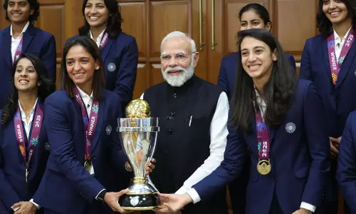 PM मोदी ने वर्ल्ड कप विजेता महिला क्रिकेट टीम का किया स्वागत PM मोदी ने वर्ल्ड कप विजेता महिला क्रिकेट टीम का किया स्वागत