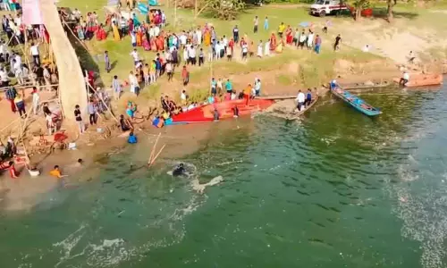 कार्तिक पूर्णिमा तीर्थयात्रियों को ले जा रही नाव महानदी में पलटी