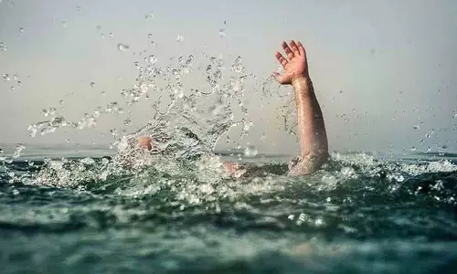 मां ने ढाई साल के बच्चे के साथ हुसैन सागर में कूदकर आत्महत्या की