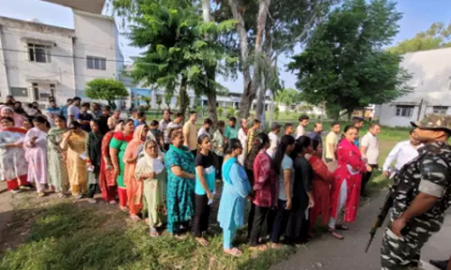 J&K: बुजुर्गों, दिव्यांग मतदाताओं के लिए घर से मतदान और डाक मतपत्र J&K: बुजुर्गों, दिव्यांग मतदाताओं के लिए घर से मतदान और डाक मतपत्र