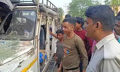 लापरवाह ट्रक चालक ने दुकान में टक्कर मारी, कार कई मोड़ों पर घूमी लापरवाह ट्रक चालक ने दुकान में टक्कर मारी, कार कई मोड़ों पर घूमी