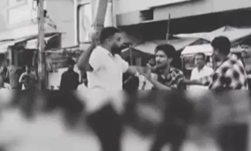 Hyderabad: बीच सड़क पर दोस्त ने युवक को 6 बार चाकू मारा Hyderabad: बीच सड़क पर दोस्त ने युवक को 6 बार चाकू मारा