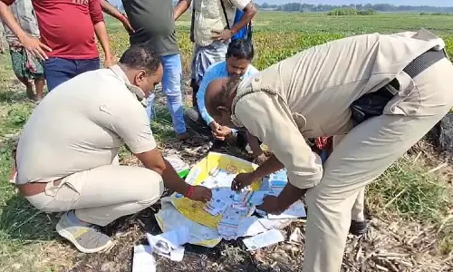 SIR फॉर्म वितरण के दौरान जलाशयों से आधार कार्ड के बंडल बरामद