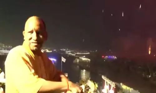 यूपी के सीएम योगी आदित्यनाथ Varanasi में देव दीपावली समारोह में हुए शामिल