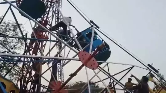 झूला गिरने से बच्ची की मौत, मेले में मची खलबली झूला गिरने से बच्ची की मौत, मेले में मची खलबली