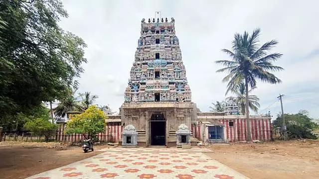 Tamil Nadu : देवकोट्टई के पास एक मंदिर में 13वीं सदी के शिलालेख Tamil Nadu : देवकोट्टई के पास एक मंदिर में 13वीं सदी के शिलालेख