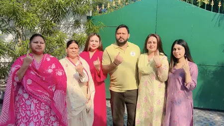 वोट डालने के बाद लालू परिवार ने किया आग्रह, बिहार में बदलाव के लिए जनता करे वोट वोट डालने के बाद लालू परिवार ने किया आग्रह, बिहार में बदलाव के लिए जनता करे वोट