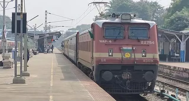 ट्रेन टक्कर में 6 महिलाओं की मौत: ट्रैक पार करने की कोशिश करते समय हादसा हुआ ट्रेन टक्कर में 6 महिलाओं की मौत: ट्रैक पार करने की कोशिश करते समय हादसा हुआ