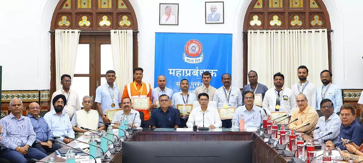 सेंट्रल रेलवे ने डिवीजनों में बेहतरीन सतर्कता के लिए 11 कर्मचारियों को सुरक्षा पुरस्कार से सम्मानित किया सेंट्रल रेलवे ने डिवीजनों में बेहतरीन सतर्कता के लिए 11 कर्मचारियों को सुरक्षा पुरस्कार से सम्मानित किया