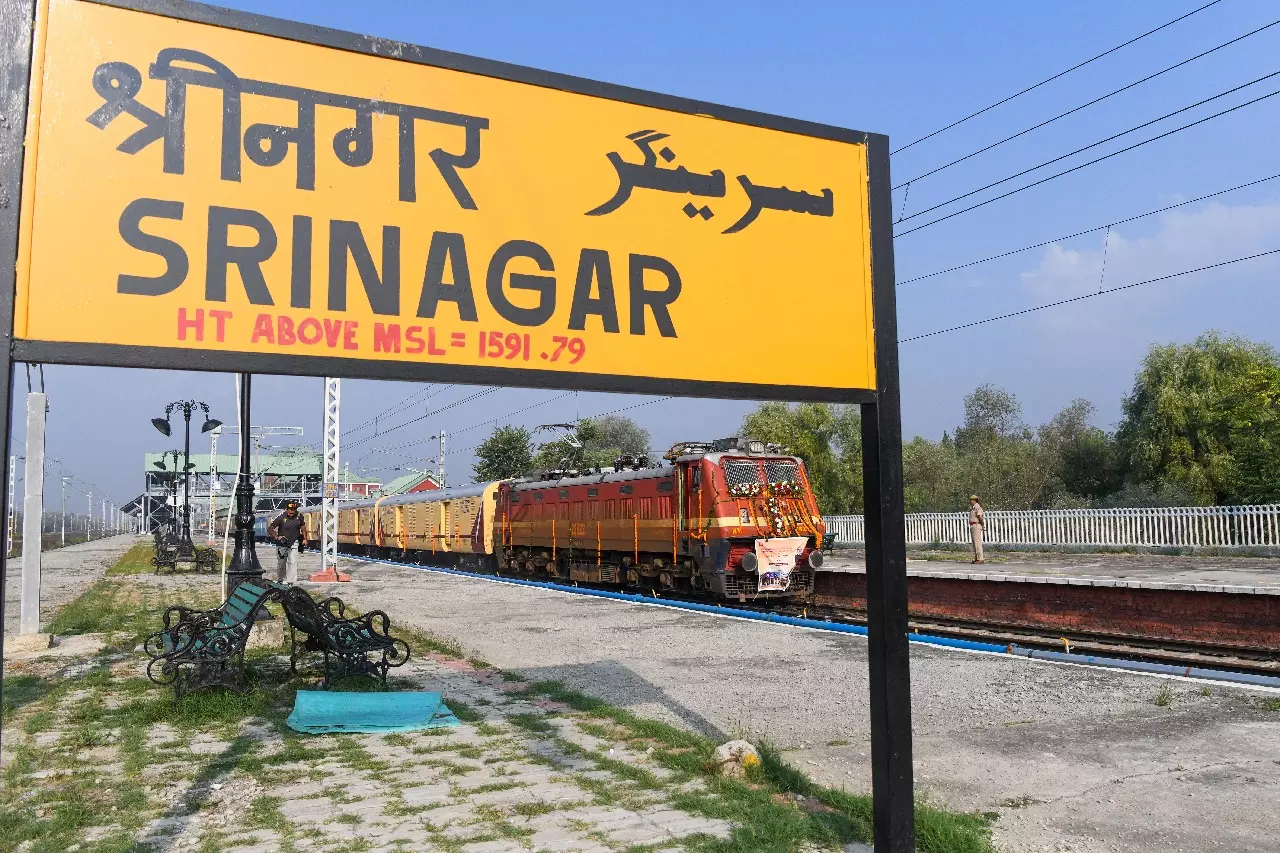 Jammu - Srinagar के बीच सीधी ट्रेन सेवा साल के अंत तक शुरू हो सकती है: रेलवे Jammu - Srinagar के बीच सीधी ट्रेन सेवा साल के अंत तक शुरू हो सकती है: रेलवे