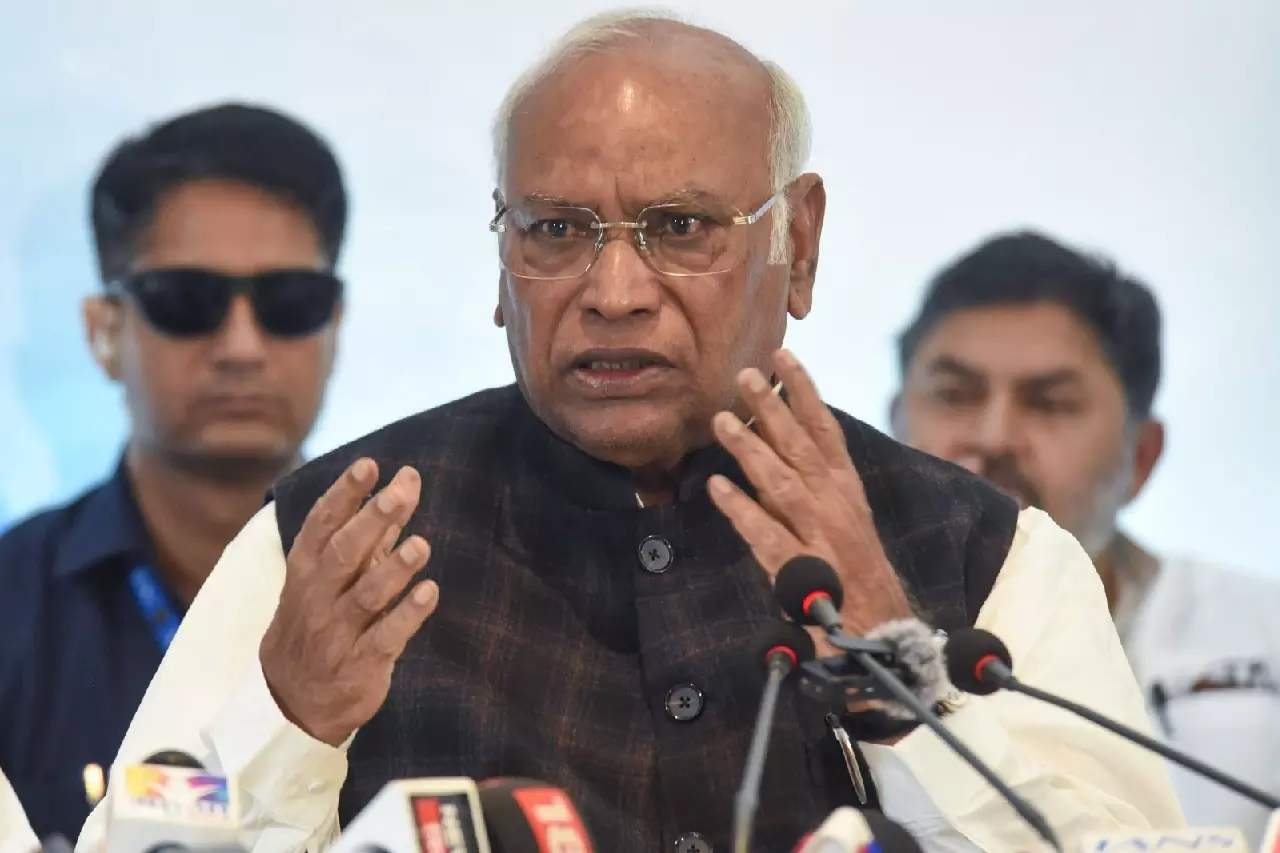 खड़गे का हमला – बिहार की जनता ‘अवसरवादी शासकों’ को दे करारा जवाब खड़गे का हमला – बिहार की जनता ‘अवसरवादी शासकों’ को दे करारा जवाब
