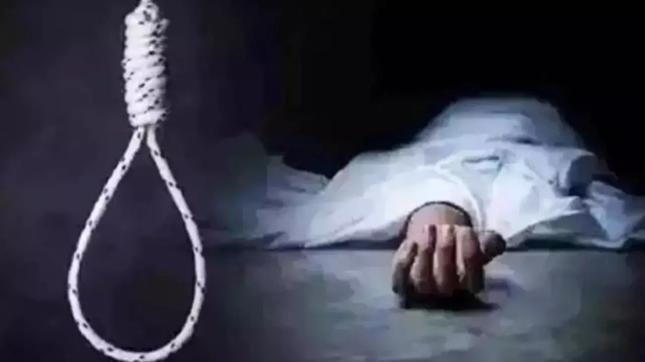 Haridwar: पेड़ से लटका मिला युवक, इलाके में मचा हड़कंप Haridwar: पेड़ से लटका मिला युवक, इलाके में मचा हड़कंप