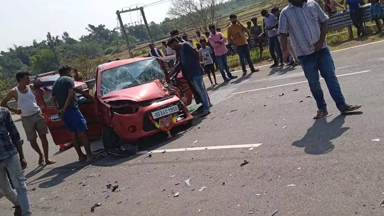Odisha: नबरंगपुर में सड़क हादसे में एक फॉरेस्ट ऑफिसर की मौत, 2 अन्य अधिकारी घायल Odisha: नबरंगपुर में सड़क हादसे में एक फॉरेस्ट ऑफिसर की मौत, 2 अन्य अधिकारी घायल