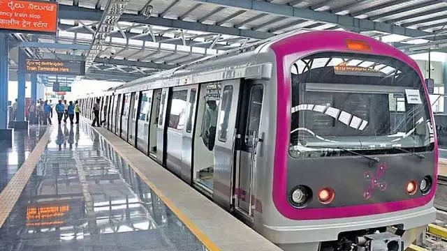 मेट्रो का एंट्रेंस गेट समय से पहले बंद हो गया: यात्रियों ने सिक्योरिटी स्टाफ की लापरवाही पर विरोध प्रदर्शन किया मेट्रो का एंट्रेंस गेट समय से पहले बंद हो गया: यात्रियों ने सिक्योरिटी स्टाफ की लापरवाही पर विरोध प्रदर्शन किया