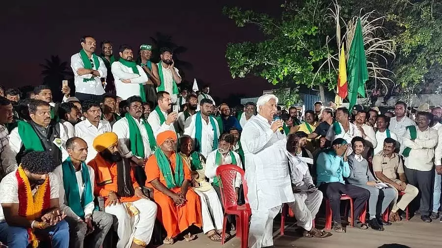 एच के पाटिल ने आंदोलन कर रहे गन्ना किसानों को बातचीत के लिए बुलाया; प्रदर्शनकारी झुकने के मूड में नहीं एच के पाटिल ने आंदोलन कर रहे गन्ना किसानों को बातचीत के लिए बुलाया; प्रदर्शनकारी झुकने के मूड में नहीं