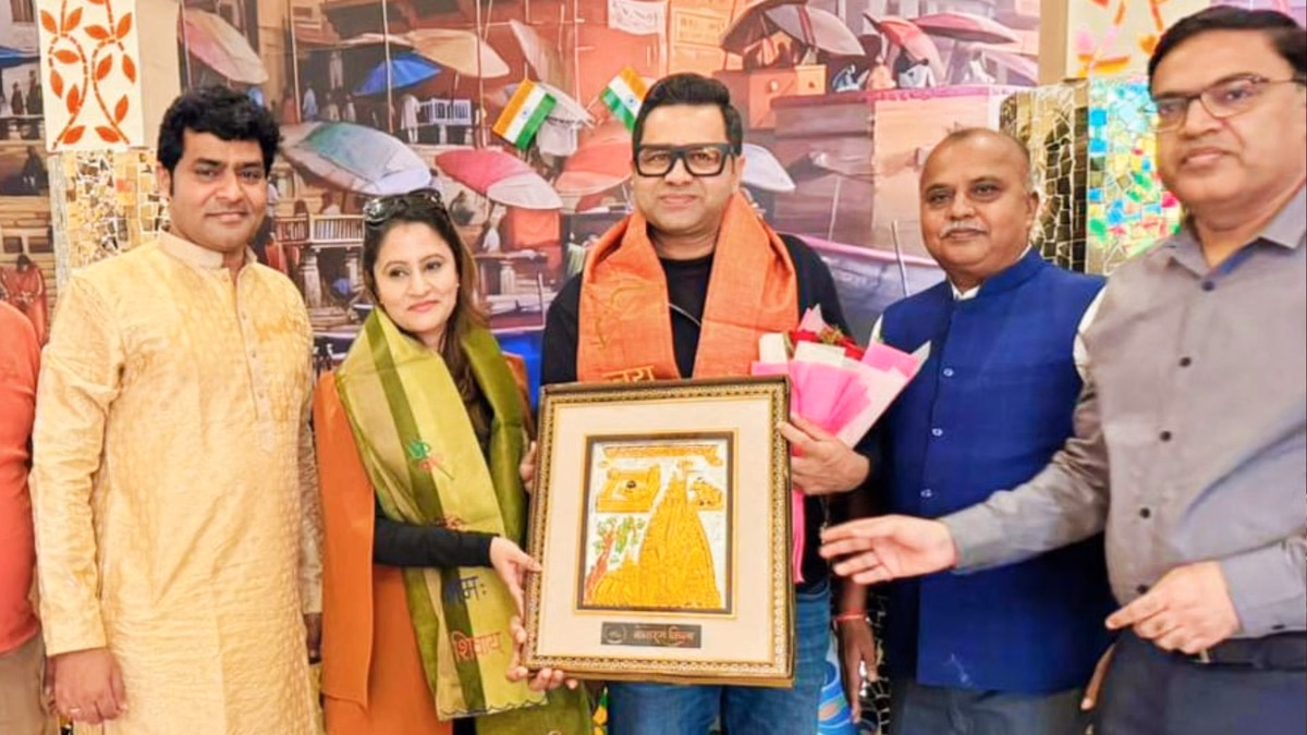 Varanasi: आकाश चोपड़ा ने पत्नी संग किए बाबा विश्वनाथ के दर्शन Varanasi: आकाश चोपड़ा ने पत्नी संग किए बाबा विश्वनाथ के दर्शन