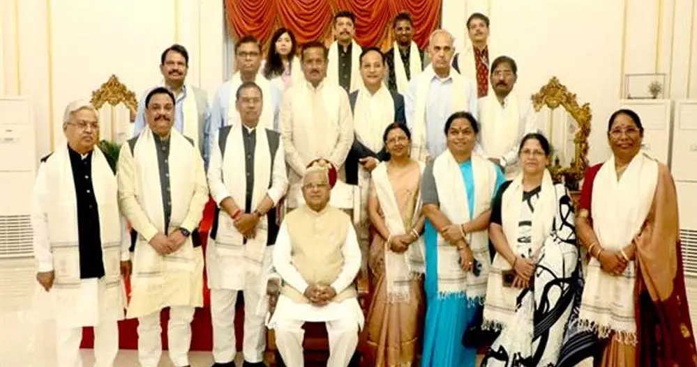 Bhopal: राज्यपाल पटेल से संसदीय समिति ने की मुलाकात Bhopal: राज्यपाल पटेल से संसदीय समिति ने की मुलाकात