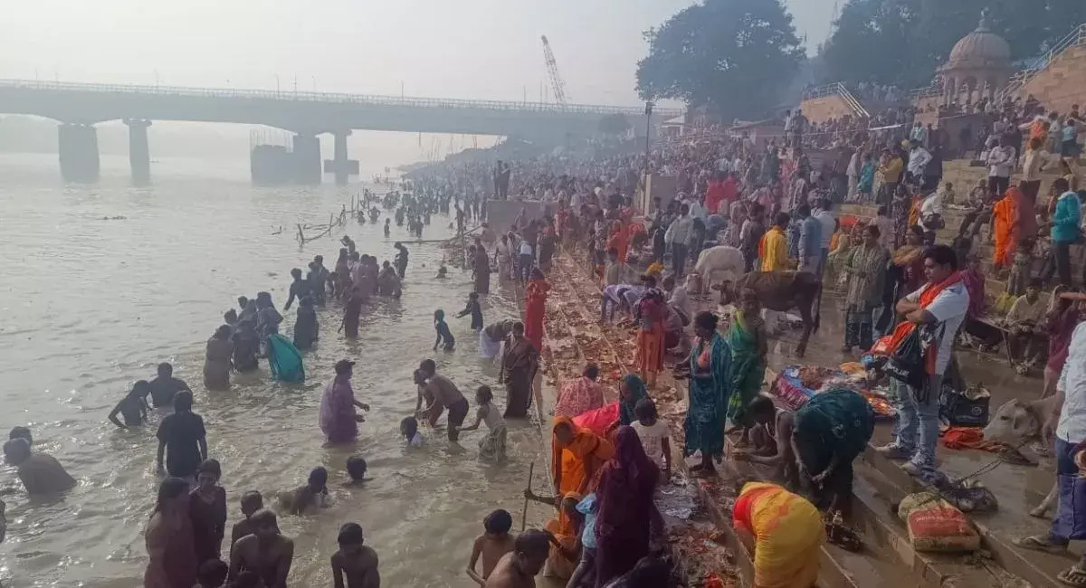 Barhalganj: सरयू नदी में आस्था का महापर्व, श्रद्धालुओं ने लगाई डुबकी Barhalganj: सरयू नदी में आस्था का महापर्व, श्रद्धालुओं ने लगाई डुबकी