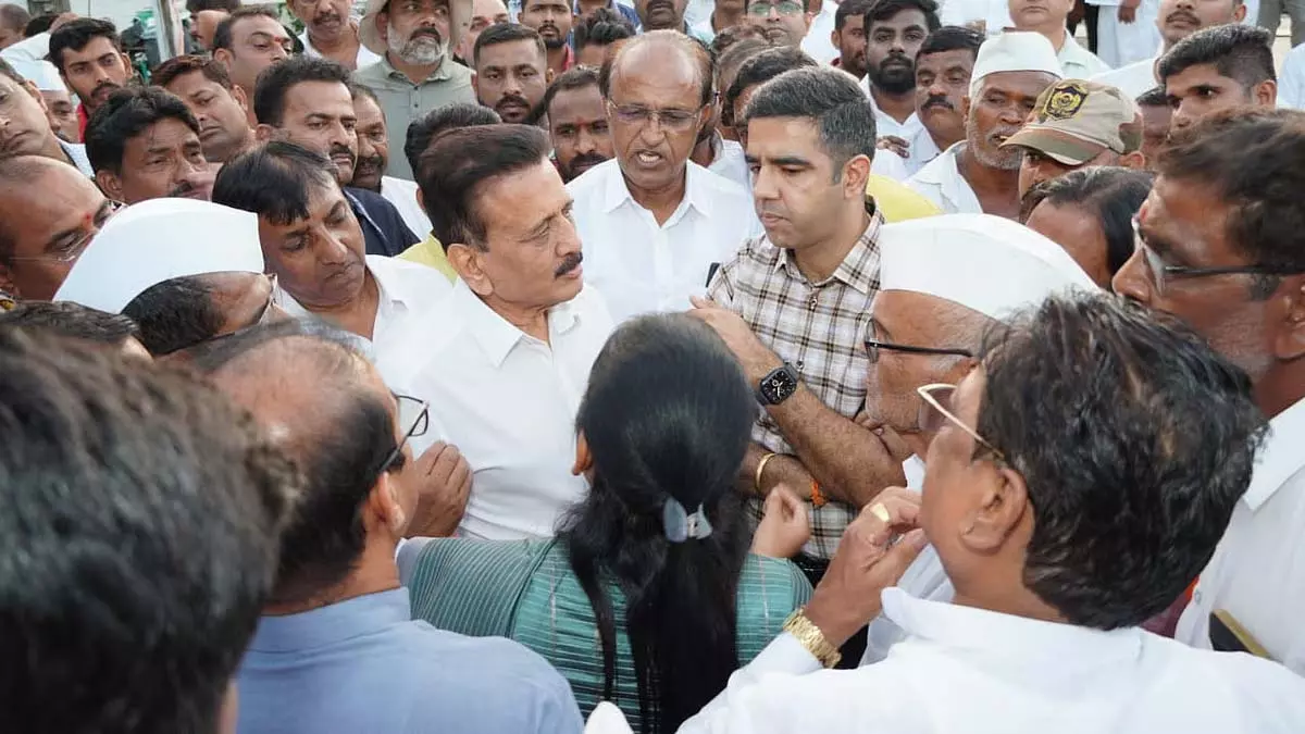 नासिक-त्र्यंबकेश्वर रोड चौड़ीकरण का काम CM के फैसले के बाद फाइनल होगा : Minister नासिक-त्र्यंबकेश्वर रोड चौड़ीकरण का काम CM के फैसले के बाद फाइनल होगा : Minister