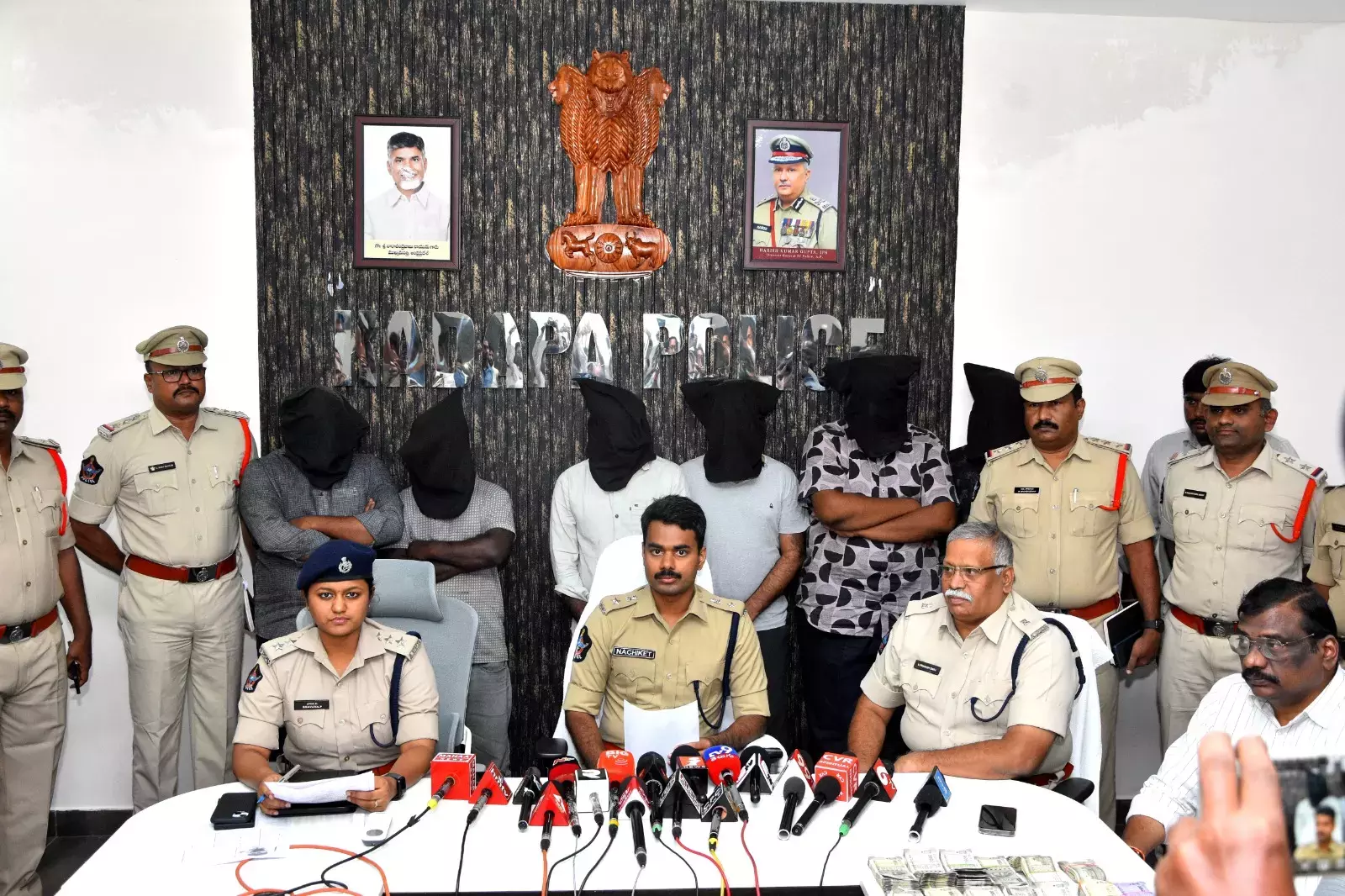 Andhra Pradesh : प्रोड्डाटूर पुलिस ने छह सदस्यीय क्रिकेट सट्टेबाजी गिरोह का भंडाफोड़ किया Andhra Pradesh : प्रोड्डाटूर पुलिस ने छह सदस्यीय क्रिकेट सट्टेबाजी गिरोह का भंडाफोड़ किया