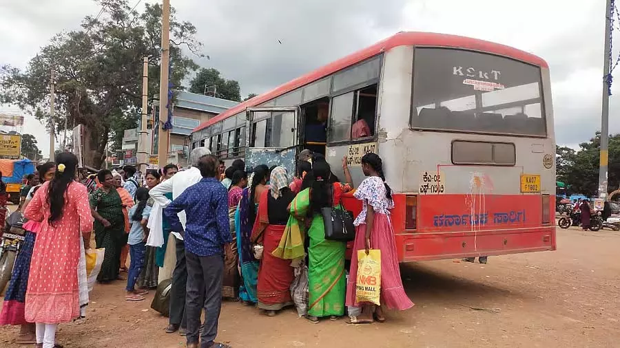 Vijayapura : चिक्काबल्लापुरा बस के लिए घंटों इंतज़ार करना पड़ता है Vijayapura : चिक्काबल्लापुरा बस के लिए घंटों इंतज़ार करना पड़ता है