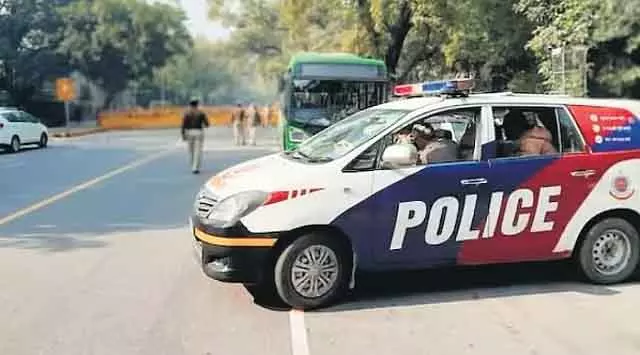 SayHelp ऐप अलर्ट पर Delhi पुलिस ने पहाड़गंज स्पा में तस्करी रैकेट पकड़ा, छह महिलाएं बचाईं SayHelp ऐप अलर्ट पर Delhi पुलिस ने पहाड़गंज स्पा में तस्करी रैकेट पकड़ा, छह महिलाएं बचाईं