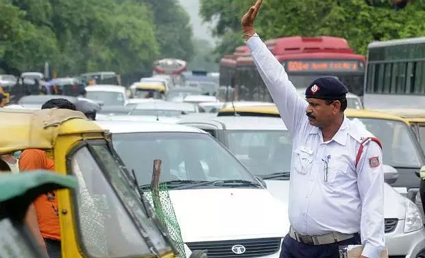 अनजान लोगों ने ट्रैफिक कांस्टेबल को धोखा दिया, DN नगर ट्रैफिक डिवीजन से जब्त गाड़ी लेकर फरार हो गए अनजान लोगों ने ट्रैफिक कांस्टेबल को धोखा दिया, DN नगर ट्रैफिक डिवीजन से जब्त गाड़ी लेकर फरार हो गए