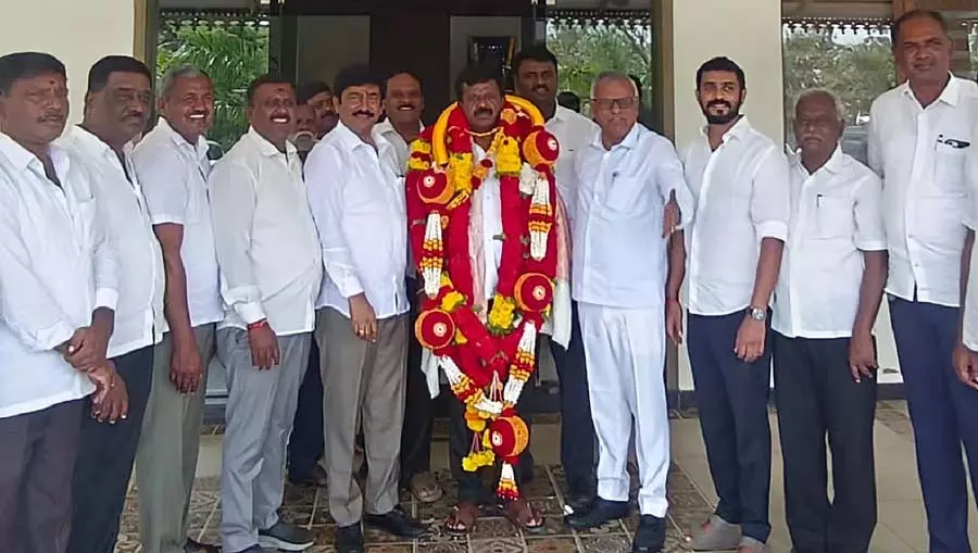 कोलार-चिक्काबल्लापुर DCC बैंक: मुनिराजू की लॉटरी में लगी किस्मत कोलार-चिक्काबल्लापुर DCC बैंक: मुनिराजू की लॉटरी में लगी किस्मत
