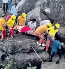 Sambalpur गुफा में फंसी महिला को 6 घंटे बाद बचाया गया Sambalpur गुफा में फंसी महिला को 6 घंटे बाद बचाया गया