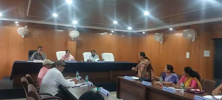 पंचायत ऑफिस में ही सुविधाओं की कमी: राधाकृष्ण नाइक ने गुस्सा जताया पंचायत ऑफिस में ही सुविधाओं की कमी: राधाकृष्ण नाइक ने गुस्सा जताया