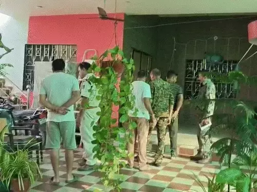 दंपति की गला रेतकर हत्या, घर में खून फैला, जांच में जुटी पुलिस दंपति की गला रेतकर हत्या, घर में खून फैला, जांच में जुटी पुलिस