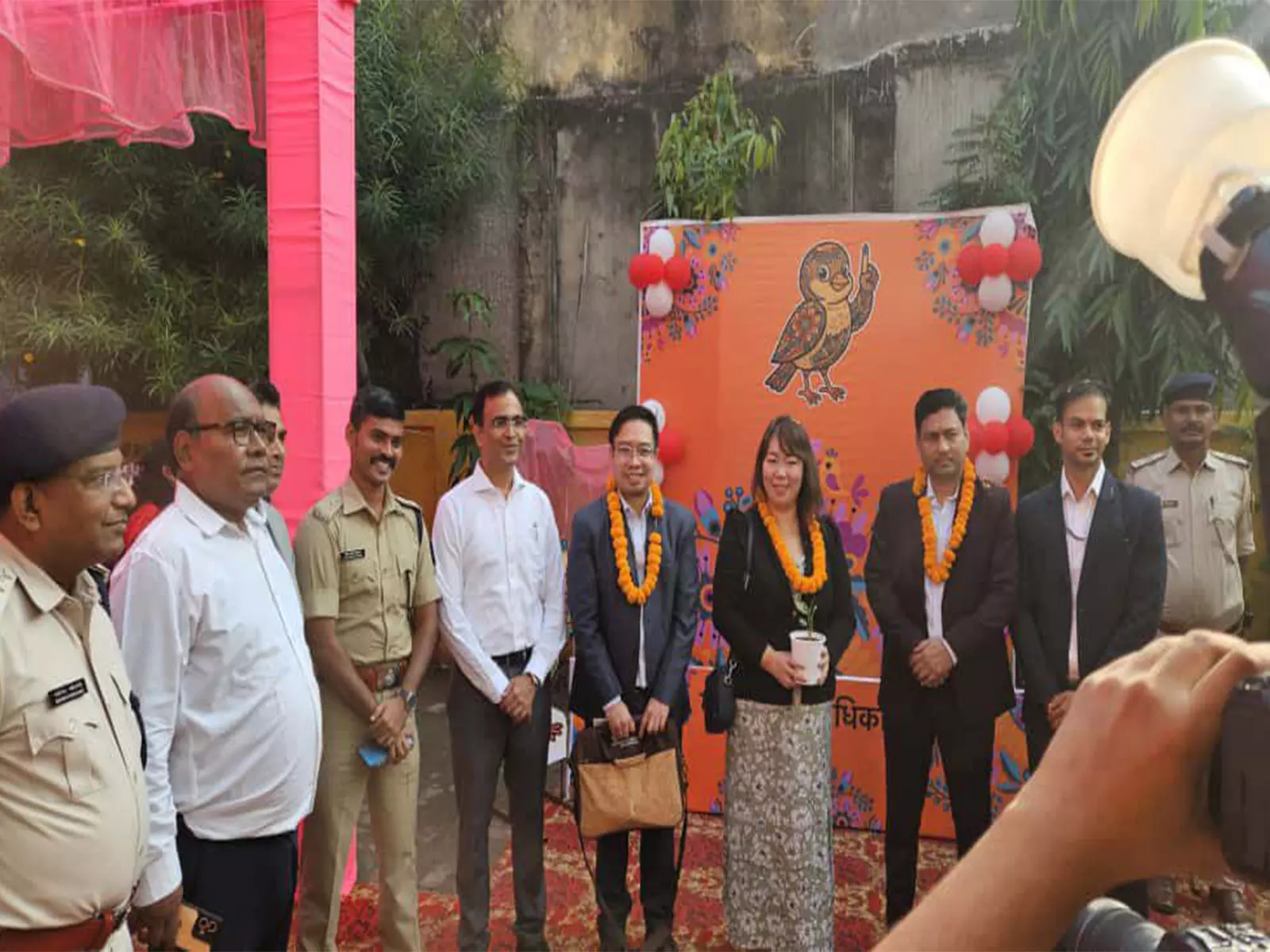 7 देशों के 16 प्रतिनिधियों ने बिहार में चुनाव आयोग द्वारा की गई मतदान व्यवस्था देखी 7 देशों के 16 प्रतिनिधियों ने बिहार में चुनाव आयोग द्वारा की गई मतदान व्यवस्था देखी